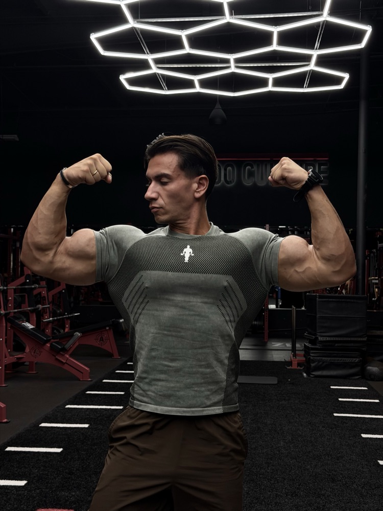 Alberto flexing his biceps