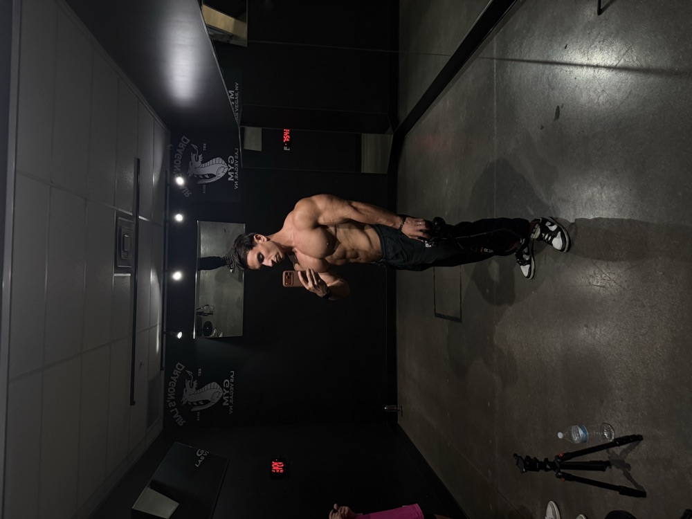 Alberto in the gym, mirror photo